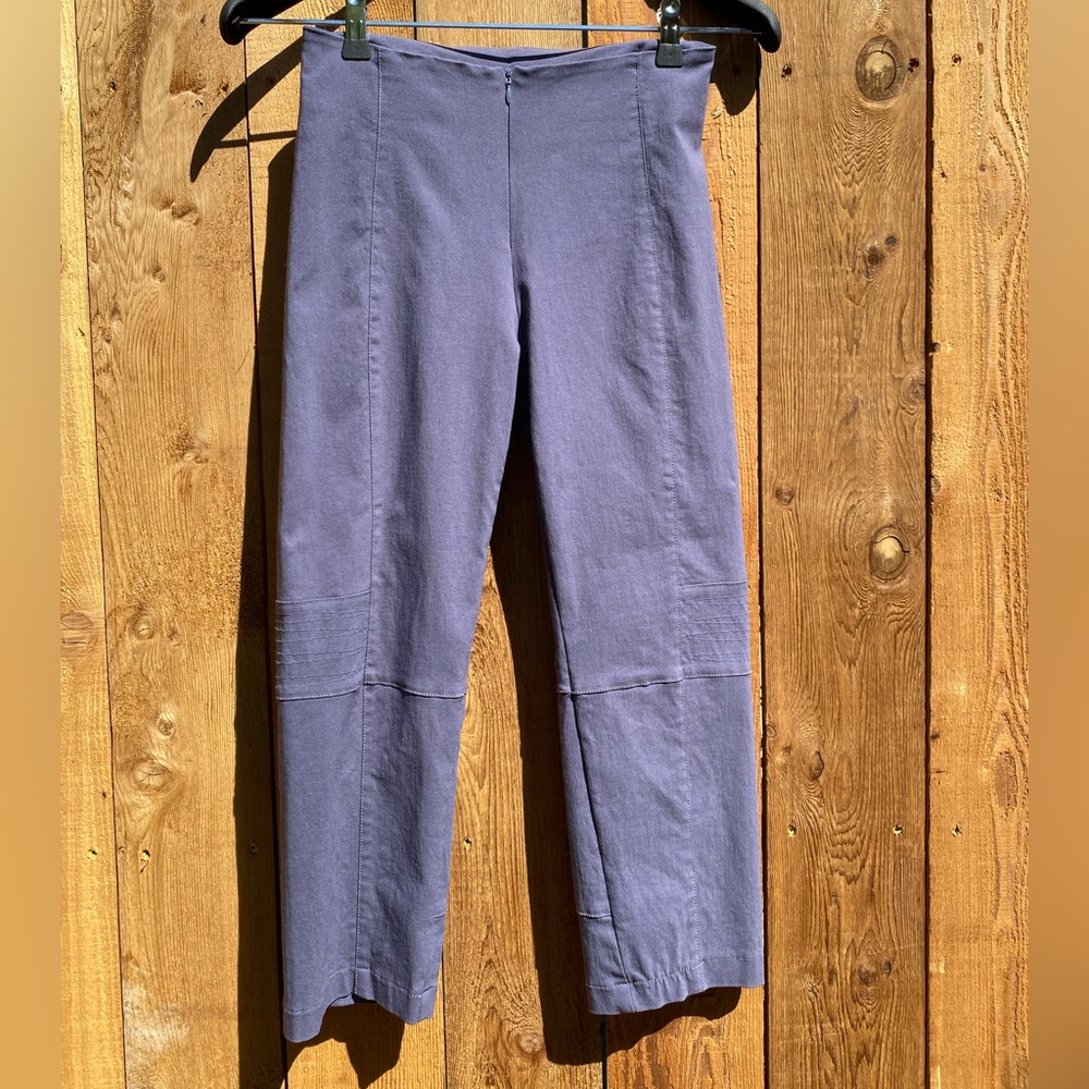 Porto straight legged pants with top stitching on leg. Viscose, nylon, Lycra.